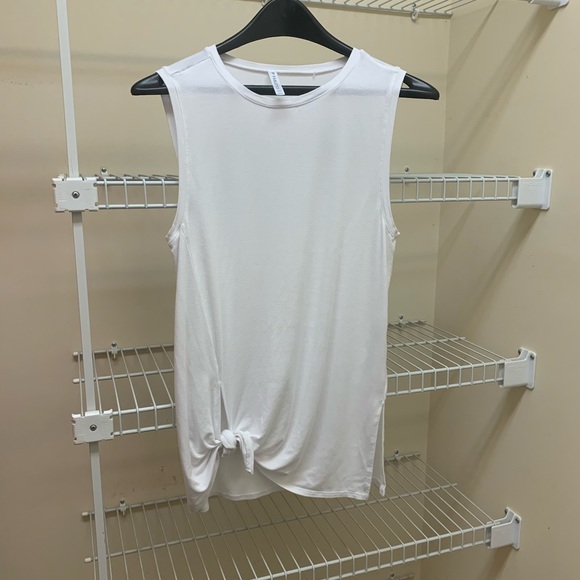 Fabletics cute top. - Picture 2 of 3